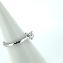 Load image into Gallery viewer, 18kt White Gold - Solitare Lab Diamond Engagment Ring
