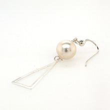 Load image into Gallery viewer, silver plain triangle pearl�drop earwire earring 9.5mm�
