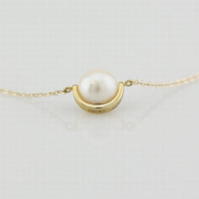 Load image into Gallery viewer, 9k yellow gold bracelet with white freshwater pearl
