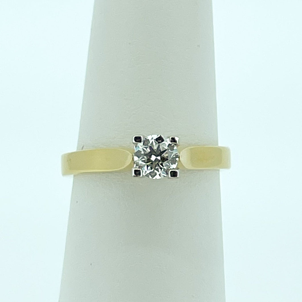 18kt Yellow Gold - Diamond Solitaire Engagement Ring