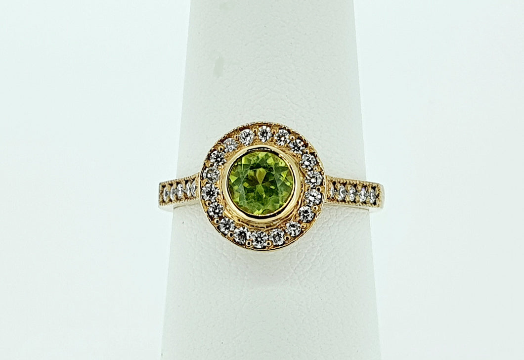 9kt Gold - Diamond and Peridot Vintage Style Ring