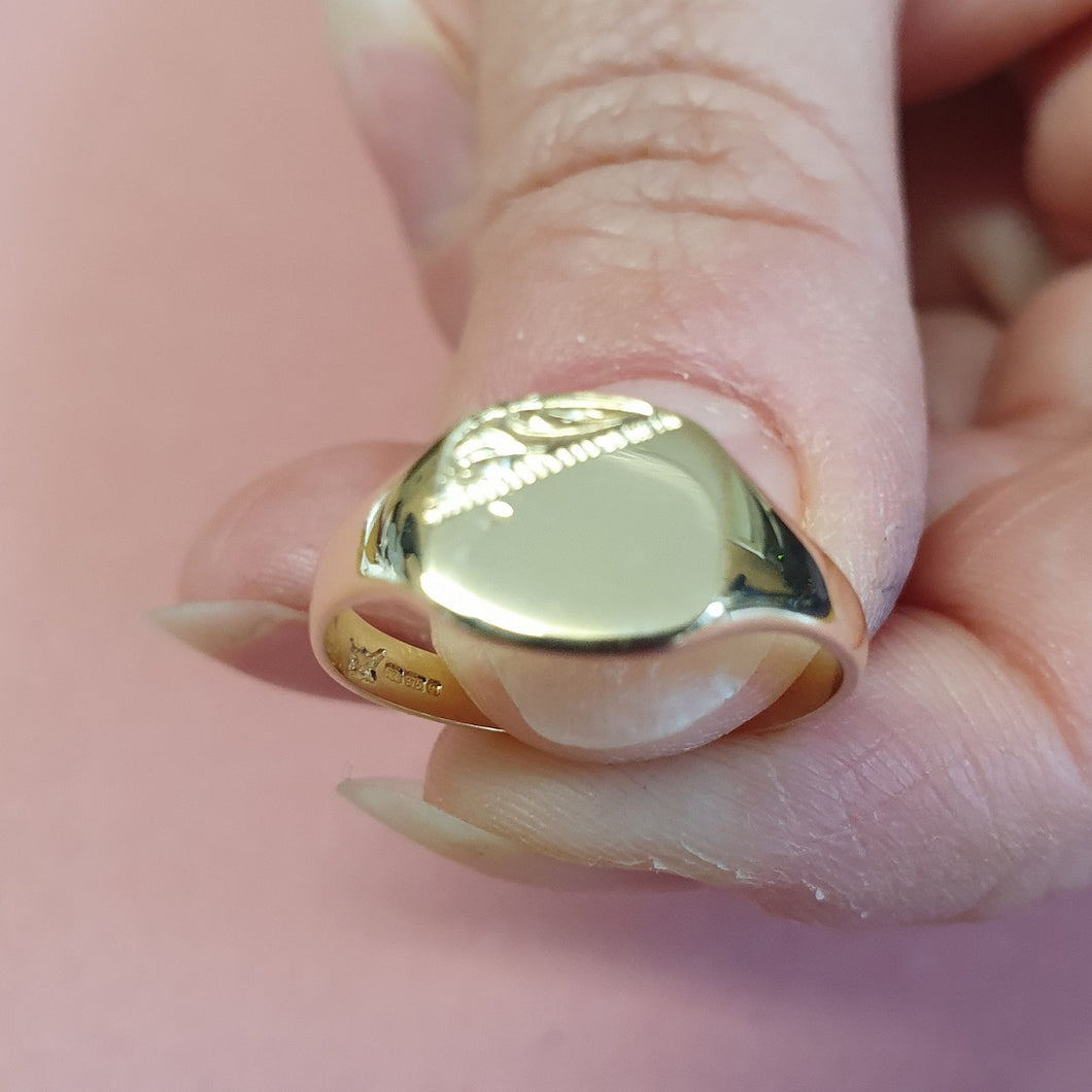9ct. gold Ladies Heavy Cushion Signet Ring